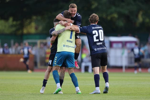 Spieler vom VfB Oldenburg mit Torjubel, Jubel, jubeln, jubelt, optimistisch, Spielszene, Highlight, Freude über das Tor zum 0:1, 31.07.2026, Bremen (Deutschland), Fussball, Regionalliga Nord, SV Werder Bremen II - VfB Oldenburg *** VfB Oldenburg players celebrating a goal, cheering, jubilant, optimistic, game scene, highlight, joy over the goal that made it 0–1, July 31, 2026, Bremen, Germany, soccer, Regionalliga Nord, SV Werder Bremen II vs. VfB Oldenburg xobx