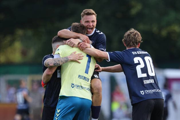 Spieler vom VfB Oldenburg mit Torjubel, Jubel, jubeln, jubelt, optimistisch, Spielszene, Highlight, Freude über das Tor zum 0:1, 31.07.2026, Bremen (Deutschland), Fussball, Regionalliga Nord, SV Werder Bremen II - VfB Oldenburg *** VfB Oldenburg players celebrating a goal, cheering, jubilant, optimistic, game scene, highlight, joy over the goal that made it 0–1, July 31, 2026, Bremen, Germany, soccer, Regionalliga Nord, SV Werder Bremen II vs. VfB Oldenburg xobx