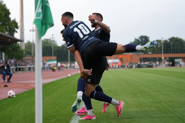 Fußball I Herren I Saison 2026-2027 I Regionalliga Nord I 1. Spieltag I SV Werder Bremen U23 - VfB Oldenburg I 31.07.2026 Mats Facklam (29, VfB Oldenburg), Leon Demaj (10, VfB Oldenburg) und Drilon Demaj (9, VfB Oldenburg) Torjubel, Tor, Freude Bremen Stadiongelände Platz 11 Bremen Deutschland *** Soccer I Men s I 2026–2027 Season I Regionalliga Nord I Matchday 1 I SV Werder Bremen U23 vs. VfB Oldenburg I July 31, 2026 Mats Facklam 29, VfB Oldenburg, Leon Demaj 10, VfB Oldenburg, and Drilon Demaj 9, VfB Oldenburg; goal celebration, goal, joy; Bremen Stadium grounds, Field 11, Bremen, Germany Copyright: xLobeca JonasxBoningx