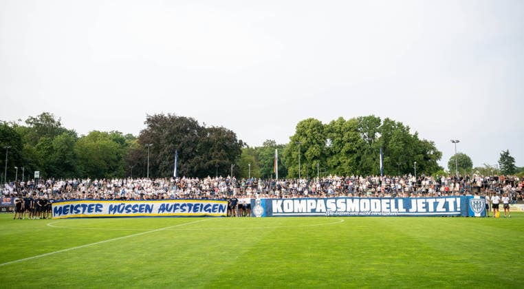 Fussball, Herren, Saison 2026 2027, Regionalliga Nordost (2. Spieltag), SV Babelsberg 03 - FC Carl Zeiss Jena, Fans von Jena und Babelsberg demonstrierten vor dem Spiel für eine Aufstiegsreform für die Regionalligen, Meister müssen aufsteigen, Kompassmodell jetzt !, 31.07. 2026, *** Soccer, Men s, 2026–2027 Season, Regionalliga Northeast, Matchday 2, SV Babelsberg 03 vs. FC Carl Zeiss Jena; Fans from Jena and Babelsberg demonstrated before the game in support of a promotion reform for the Regionalligas—champions must be promoted, the Kompass model now—July 31, 2026, Copyright: xMatthiasxKochx