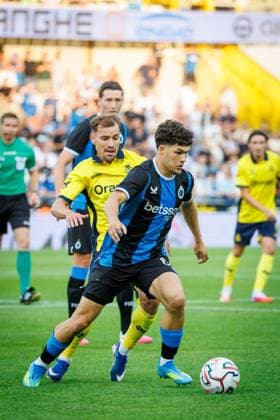 Union s Darius Olaru and Club s Kyriani Sabbe fight for the ball during a soccer match between Belgian champion Club Brugge KV and Cup winner Union Saint-Gilloise, Friday 31 July 2026 in Brussels, the Super Cup where the Champion of the Jupiler Pro League meets the winner of the Croky Cup. KURTxDESPLENTER  x182512091x