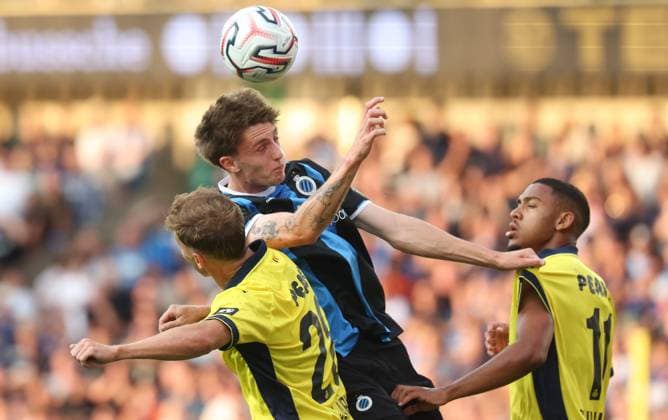 Union s Darius Olaru and Club s Jorne Spileers fight for the ball during a soccer match between Belgian champion Club Brugge KV and Cup winner Union Saint-Gilloise, Friday 31 July 2026 in Brussels, the Super Cup where the Champion of the Jupiler Pro League meets the winner of the Croky Cup. VIRGINIExLEFOUR  x182512092x