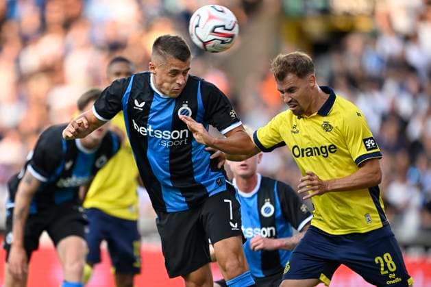 Club Brugge v Royale Union Saint-Gilloise - Volkswagen Supercup 2026 BRUGGE, BELGIUM - JULY 31 : Tresoldi Nicolo forward of Club Brugge heads a ball in front of Olaru Darius midfielder of Royale Union Saint-Gilloise during the Volkswagen Supercup 2026 match between Club Brugge and Royale Union Saint-Gilloise on July 31, 2026 in Brugge, Belgium, 31 07 2026 Brugge Belgium  Copyright: xNicoxVereeckenx