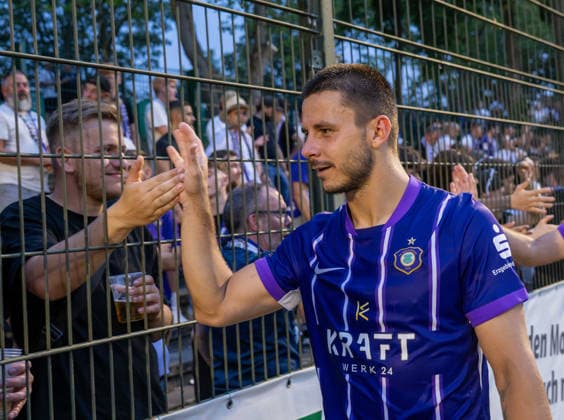Fussball, Herren, Saison 2026 2027, Regionalliga Nordost (2. Spieltag), SV Tasmania Berlin - FC Erzgebirge Aue, Patrick Kapp (Aue), Jubel nach Abpfiff mit Fans, 31.07. 2026, *** Soccer, Men s, 2026–2027 Season, Regionalliga Northeast, Matchday 2, SV Tasmania Berlin vs. FC Erzgebirge Aue, Patrick Kapp (Aue), Celebrating with fans after the final whistle, July 31, 2026, Copyright: xSebastianxRäppold MatthiasxKochx