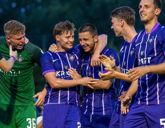 Fussball, Herren, Saison 2026 2027, Regionalliga Nordost (2. Spieltag), SV Tasmania Berlin - FC Erzgebirge Aue, v.l. Torhüter Max Uhlig (Aue), Willi Kamm (Aue), Patrick Kapp (Aue), Tim Maciejewski (Aue), Bastian Strietzel (Aue), Jubel nach Abpfiff, 31.07. 2026, *** Soccer, Men s, 2026–2027 Season, Northeast Regional League, Matchday 2, SV Tasmania Berlin vs. FC Erzgebirge Aue, from left: Goalie Max Uhlig (Aue), Willi Kamm (Aue), Patrick Kapp (Aue), Tim Maciejewski (Aue), Bastian Strietzel (Aue), Celebrations after the final whistle, July 31, 2026, Copyright: xSebastianxRäppold MatthiasxKochx