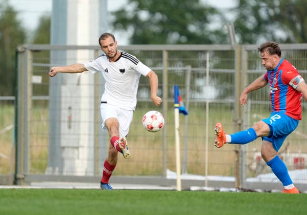Foto : Julian Gino Markvoort ( Phönix ) gegen Nico von der REITH (Drochtersen , rechts) Fussball Regionalliga Nord, 1. Spieltag am Fr. 31.07.2026 SV Drochtersen - Phönix Lübeck *** Photo by Julian Gino Markvoort: Phönix vs. Nico von der REITH Drochtersen; on the right, Regionalliga Nord soccer, Matchday 1 on Friday, July 31, 2026: SV Drochtersen vs. Phönix Lübeck