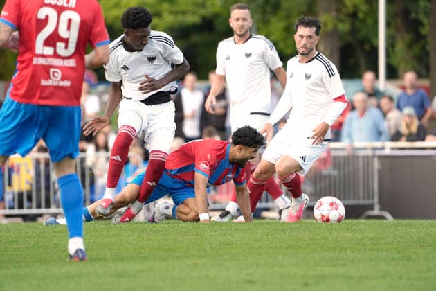 Foto : Allah Aid HAMID (Drochtersen) gegen Karim Hüneburg (Phönix in weiss ) Fussball Regionalliga Nord, 1. Spieltag am Fr. 31.07.2026 SV Drochtersen - Phönix Lübeck *** Photo: Allah Aid HAMID, Drochtersen vs. Karim Hüneburg, Phönix in white; Regional League North, Matchday 1 on Fri, July 31, 2026; SV Drochtersen vs. Phönix Lübeck
