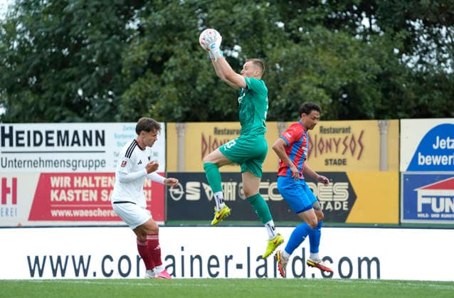 Foto : Torhüter Jesper HEIM (Drochtersen) und rechts Kevin INGRESO retten gegen Jonathan STÖVER ( Phönix , links ) Fussball Regionalliga Nord, 1. Spieltag am Fr. 31.07.2026 SV Drochtersen - Phönix Lübeck *** Photo: Goalkeeper Jesper HEIM of Drochtersen (left) and Kevin INGRESO (right) make a save against Jonathan STÖVER of Phönix; on the left: Regionalliga Nord soccer, Matchday 1 on Friday, July 31, 2026: SV Drochtersen vs. Phönix Lübeck