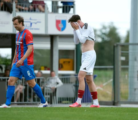 Foto : skeptische Miene bei ... Kilian SKOLIK ( Phoenix ) Fussball Regionalliga Nord, 1. Spieltag am Fr. 31.07.2026 SV Drochtersen - Phönix Lübeck *** Photo: Kilian SKOLIK looking skeptical. Phoenix Soccer, Regionalliga Nord, Matchday 1 on Fri, July 31, 2026: SV Drochtersen vs. Phönix Lübeck