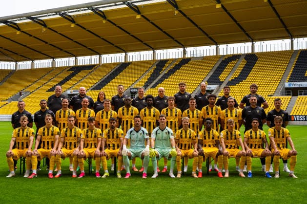 TSV Alemannia Aachen 1900 e. V.; 3. Liga, Portraettermin 2026 2027, Mannschaftsfoto, hintere Reihe v.l.n.r.: Joerg Laufenberg, Patrick Kowal, Wera Bosseler, Sven Vonderhagen, Dr. Thorsten Rohde, Dr. Alexander Mauckner, Nils Perius, Simon Fries, Youssef Baaoui, Amine Abouer-Raja mittlere Reihe v.l.n.r.: Mersad Selimbegovic, Ilyas Trenz, Petros Bagkalianis, Valmir Sulejmani, Marius Wegmann, Emmanuel Elekwa, Gideon Jung, Louis Köster, Danilo Wiebe, Joel da Silva Kiala, Mika Hanraths, Ivica Ljubicic, Amer Mujicic, vordere Reihe v.l.n.r.: Mika Schroers, Mika Pobric, Daniel Starodid, Faton Ademi, Mehdi Loune, Manuel Riemann, Stefan Bajic, Lukas Scepanik, Ken Izekor, Meiko Waeschenbach, Fabio Torsiello, Matti Wagner, GER, TSV Alemannia Aachen 1900 e. V., 3. Liga, Portraettermin 2026 2027 GER, TSV Alemannia Aachen 1900 e. V., 3. Liga, Portraettermin 2026 2027, Mannschaftsfoto Aachen *** TSV Alemannia Aachen 1900 e.V., 3rd Division, Team Photo Session 2026–2027, Team photo, back row, from left to right: Jörg Laufenberg, Patrick Kowal, Wera Bosseler, Sven Vonderhagen, Dr. Thorsten Rohde, Dr. Alexander Mauckner, Nils Perius, Simon Fries, Youssef Baaoui, Amine Abouer Raja; middle row, from left to right: Mersad Selimbegovic, Ilyas Trenz, Petros Bagkalianis, Valmir Sulejmani, Marius Wegmann, Emmanuel Elekwa, Gideon Jung, Louis Köster, Danilo Wiebe, Joel da Silva Kiala, Mika Hanraths, Ivica Ljubicic, Amer Mujicic; front row, from left to right: Mika Schroers, Mika Pobric, Daniel Starodid, Faton Ademi, Mehdi Loune, Manuel Riemann, Stefan Bajic, Lukas Scepanik, Ken Izekor, Meiko Waeschenbach, Fabio Torsiello, Matti Wagner, GER, TSV Alemannia Aachen 1900 e.V., 3. Liga, Photo Shoot 2026–2027 GER, TSV Alemannia Aachen 1900 e.V., 3rd Division, Photo Session 2026–2027, Aachen Team Photo Copyright: xEibner-Pressefoto J.xDerondeaux EP_JDU