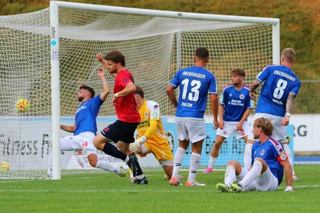 Regionalliga West: Bonner SC - Rot-Weiß Oberhausen ** NUR FÜR REDAKTIONELLE ZWECKE ** EDITORIAL USE ONLY **<p>Jonas Berg erzielt das 1:1. Bonner SC - RWO Ort: Bonn, Sportpark Nord Datum: 31.07.2026 Deutschland NRW Bonn Copyright: MichaxKorb *** Regionalliga West Bonner SC Rot Weiß Oberhausen ** FOR EDITORIAL USE ONLY ** EDITORIAL USE ONLY ** p Jonas Berg scores the 1-1 goal for Bonner SC vs. RWO Location: Bonn, Sportpark Nord Date: July 31, 2026 Germany, North Rhine-Westphalia, Bonn Copyright MichaxKorb Copyright: MichaxKorb doc86yk9a77jwg1347cieg9 ,EDITORIAL USE ONLY