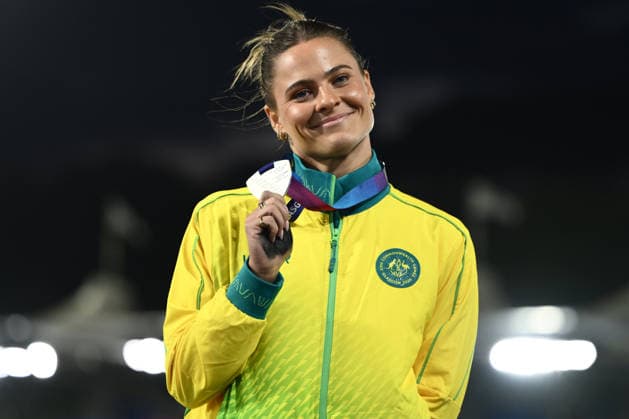 COM26 ATHLETICS, Nina Kennedy of Australia poses with her silver medal following the Women™s Pole Vault Final during the Glasgow 2026 Commonwealth Games at EDF Scotstoun Stadium in Glasgow, Scotland, Friday, July 31, 2026. ( NO ARCHIVING, EDITORIAL USE ONLY Glasgow United Kingdom  Copyright: xJOELxCARRETTx 20260801150945440915