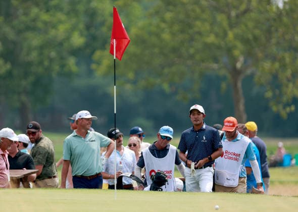 U.S. Senior Open Championship DETROIT, MICHIGAN - JULY 31: Patton Kizzere of Sea Island, Georgia waits with Takumi Kanaya of Hiroshima, Japan at the 10th green during the second round of the Rocket Classic 2026 at the Detroit Golf Club in Detroit, Michigan, USA, July 31, 2026. Detoit Michian United States  Copyright: xAmyxLemusx originalFilename:lemus-ussenior260731_npGhO.jpg