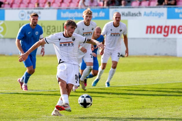 Torschütze Tim Korzuschek (SVS, 18), Spieler vom SV Sandhausen (SVS), erzielt per Elfmeter das Tor zum 1:0, Treffer, Torerfolg, Highlight, Action, Aktion, Spielszene, 31.07.2026, Sandhausen (Deutschland), Fussball, bfv-Verbandspokal, 3. Runde, SV Sandhausen - TSG 1862 09 Weinheim *** Goal scorer Tim Korzuschek (SVS), 18, a player for SV Sandhausen (SVS), scores the 1-0 goal on a penalty kick; goal, scoring, highlight, action, play, match scene, July 31, 2026, Sandhausen, Germany, soccer, bfv Association Cup, 3rd round, SV Sandhausen vs. TSG 1862 09 Weinheim xozx