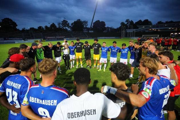 Regionalliga West: Bonner SC - Rot-Weiß Oberhausen ** NUR FÜR REDAKTIONELLE ZWECKE ** EDITORIAL USE ONLY **<p>Nach dem Spiel bildete die Mannschaft und das Trainerteam einen Kreis. Bonner SC - RWO Ort: Bonn, Sportpark Nord Datum: 31.07.2026 Deutschland NRW Bonn Copyright: MichaxKorb *** Regionalliga West Bonner SC Rot Weiß Oberhausen ** FOR EDITORIAL USE ONLY ** EDITORIAL USE ONLY ** p After the game, the team and coaching staff formed a circle Bonner SC RWO Location: Bonn, Sportpark Nord Date: July 31, 2026 Germany, North Rhine-Westphalia, Bonn Copyright MichaxKorb Copyright: MichaxKorb doc86ylqvec2bd5uu3tegg ,EDITORIAL USE ONLY
