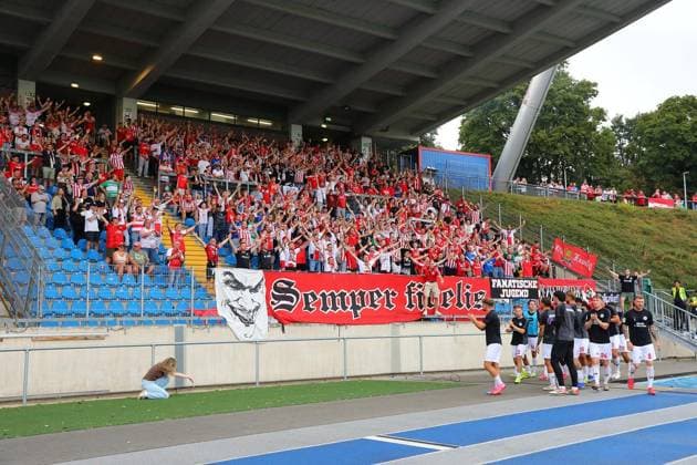 Regionalliga West: Bonner SC - Rot-Weiß Oberhausen ** NUR FÜR REDAKTIONELLE ZWECKE ** EDITORIAL USE ONLY **<p>Mannschaft und RWO-Fans stimmen sich vor dem Spiel auf die kommenden 90 Minuten ein. Bonner SC - RWO Ort: Bonn, Sportpark Nord Datum: 31.07.2026 Deutschland NRW Bonn Copyright: MichaxKorb *** Regionalliga West Bonner SC vs. Rot-Weiss Oberhausen ** FOR EDITORIAL USE ONLY ** EDITORIAL USE ONLY ** p The Bonner SC team and RWO fans get in the mood for the upcoming 90 minutes before the game. Bonner SC vs. RWO Location: Bonn, Sportpark Nord Date: July 31, 2026 Germany, North Rhine-Westphalia, Bonn Copyright MichaxKorb Copyright: MichaxKorb doc86ylrrp589wy3jih1x49 ,EDITORIAL USE ONLY