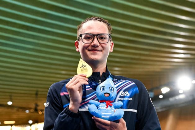 Ranjuo Tomblin of Great Britain shows the gold medal after competing in the artistic swimming Solo Tech Men Final during the European Aquatics Championships at the Olympic Aquatic Center in Paris (France), July 31, 2026. Andrea Staccioli Deepbluemedia Insidefoto