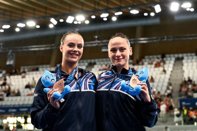 Kate Shortman and Isabelle Thorpe of Great Britain show the bronze medal after competing in the artistic swimming Duet Tech Final during the European Aquatics Championships at the Olympic Aquatic Center in Paris (France), July 31, 2026. Andrea Staccioli Deepbluemedia Insidefoto