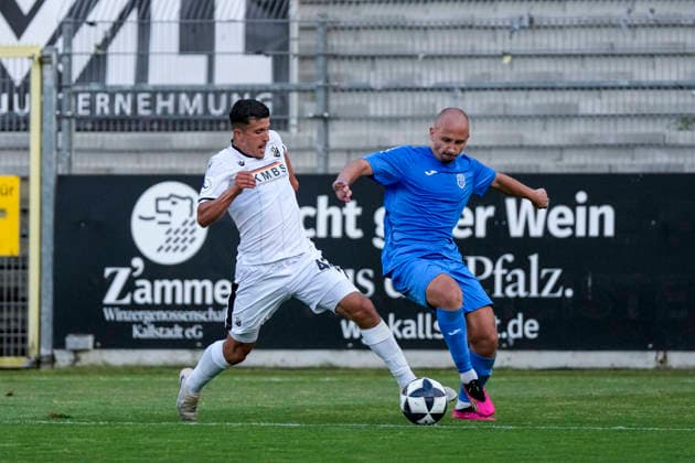 v.li.: Imad Jaadar (SVS, 42), Daniele Marchitto (TSG, 25), Zweikampf, Spielszene, Duell, duel, tackle, tackling, Dynamik, Action, Aktion, 31.07.2026, Sandhausen (Deutschland), Fussball, bfv-Verbandspokal, 3. Runde, SV Sandhausen - TSG 1862 09 Weinheim *** From left: Imad Jaadar (SVS), 42, Daniele Marchitto (TSG), 25, tackle, game scene, duel, tackle, tackling, dynamic, action, 07 31 2026, Sandhausen, Germany, soccer, bfv Association Cup, 3rd round, SV Sandhausen vs. TSG 1862 09 Weinheim xozx