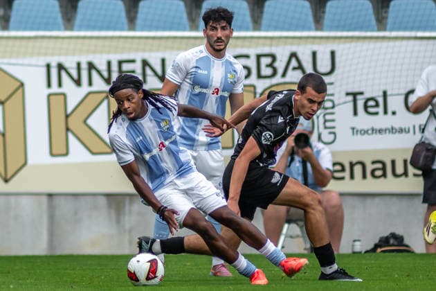 Chemnitz, Deutschland 31. Juli 2026: Regionalliga Nordost - 2026 2027 - Sp. 2 - Chemnitzer FC gegen BFC Preussen Im Bild: v. li. im Zweikampf Ken Tchouangue (CFC), Domenico Alberico (CFC) und Ede Gramberg (BFC) *** Chemnitz, Germany, July 31, 2026; Northeast Regional League 2026–2027, Matchday 2: Chemnitzer FC vs. BFC Preussen. Pictured, from left, in a tackle: Ken Tchouangue (CFC), Domenico Alberico (CFC), and Ede Gramberg (BFC) Copyright: xFotostandx xNachtigallx