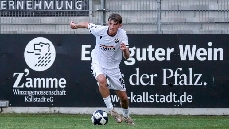 Tim Korzuschek (SVS, 18), am Ball, Freisteller, Ganzkörper, Einzelbild, Einzelfoto, Aktion, Action, 31.07.2026, Sandhausen (Deutschland), Fussball, bfv-Verbandspokal, 3. Runde, SV Sandhausen - TSG 1862 09 Weinheim *** Tim Korzuschek SVS, 18, with the ball, cutout, full body, single frame, single photo, action, July 31, 2026, Sandhausen, Germany, soccer, bfv Association Cup, 3rd round, SV Sandhausen vs. TSG 1862 09 Weinheim xozx