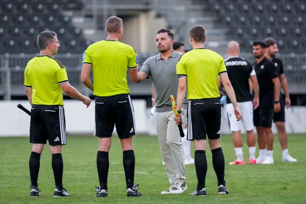 v.li.: Niklas Diehm (Schiedsrichter) und Anthony Loviso (Sportdirektor, SVS) im Gespräch, Diskussion auf dem Spielfeld, Action, Aktion, Spielszene, 31.07.2026, Sandhausen (Deutschland), Fussball, bfv-Verbandspokal, 3. Runde, SV Sandhausen - TSG 1862 09 Weinheim *** From left: Niklas Diehm, referee, and Anthony Loviso, sports director of SVS, in conversation; discussion on the field; action; game scene; July 31, 2026, Sandhausen, Germany, soccer, bfv Association Cup, 3rd round, SV Sandhausen vs. TSG 1862 09 Weinheim xozx