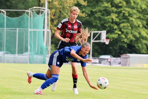 Bad Nauheim, Deutschland: 31.07.2026 - Testspiel - Eintracht Frankfurt Frauen vs. Racing Club de Strasbourg Im Bild: v.li. die Zweite Paulina Krumbiegel (SGE) im Zweikampf *** Bad Nauheim, Germany, July 31, 2026: Friendly match between Eintracht Frankfurt Women and Racing Club de Strasbourg. Pictured, from left: Paulina Krumbiegel of SGE in a tackle. Copyright: HMBxMedia MadeleinexFantini