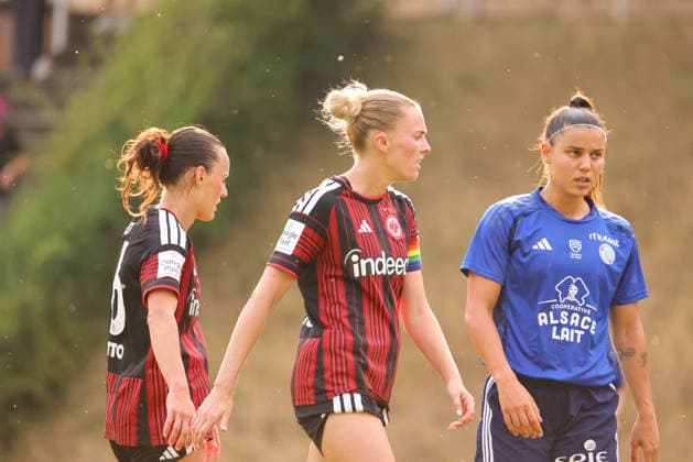 Bad Nauheim, Deutschland: 31.07.2026 - Testspiel - Eintracht Frankfurt Frauen vs. Racing Club de Strasbourg Im Bild: v.li. Hayley Raso (SGE) und Laura Freigang (SGE) *** Bad Nauheim, Germany, July 31, 2026: Friendly match between Eintracht Frankfurt Women and Racing Club de Strasbourg. Pictured, from left: Hayley Raso (SGE) and Laura Freigang (SGE) Copyright: HMBxMedia MadeleinexFantini