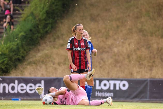 Bad Nauheim, Deutschland: 31.07.2026 - Testspiel - Eintracht Frankfurt Frauen vs. Racing Club de Strasbourg Im Bild: v.li. die Zweite Hayley Raso (SGE) *** Bad Nauheim, Germany, July 31, 2026: Friendly match between Eintracht Frankfurt Women and Racing Club de Strasbourg. Pictured, from left: Hayley Raso, SGE Copyright: HMBxMedia MadeleinexFantini