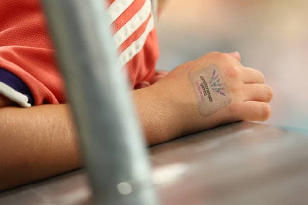 July 31, 2026, Glasgow, Scotland, Great Britain: Detail of the right hand of a young fan of Scotland in the Track cycling, Rad, Radsport, Bahnrad, Bahn Women s Sprint Semi Final of the Commonwealth Games Glasgow 2026 in Glasgow, Scotland. Commowealth Games 2026: Track Cycling  - ZUMAc179 20260731_zep_c179_256 Copyright: xMickaelxChavetx