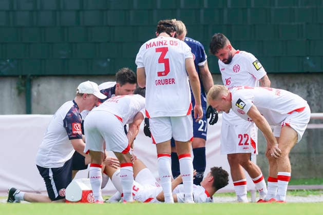 Eric Martel (1. FSV Mainz 05) is lying injured on the pitch and is then substituted during the pre-season friendly match between 1. FSV Mainz 05 and Shabab Al Ahli at Grenzlandstadium Arena on July 31, 2026 in Kufstein, Austria. (Photo by Marco Steinbrenner DeFodi Images) - *** Eric Martel of 1 FSV Mainz 05 lies injured on the field and is then substituted during the preseason friendly match between 1 FSV Mainz 05 and Shabab Al Ahli at the Grenzlandstadium Arena on July 31, 2026 in Kufstein, Austria. Photo by Marco Steinbrenner, DeFodi Images