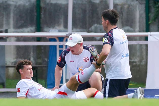 Eric Martel (1. FSV Mainz 05) is lying injured on the pitch and is then substituted during the pre-season friendly match between 1. FSV Mainz 05 and Shabab Al Ahli at Grenzlandstadium Arena on July 31, 2026 in Kufstein, Austria. (Photo by Marco Steinbrenner DeFodi Images) - *** Eric Martel of 1 FSV Mainz 05 lies injured on the field and is then substituted during the preseason friendly match between 1 FSV Mainz 05 and Shabab Al Ahli at the Grenzlandstadium Arena on July 31, 2026 in Kufstein, Austria. Photo by Marco Steinbrenner, DeFodi Images