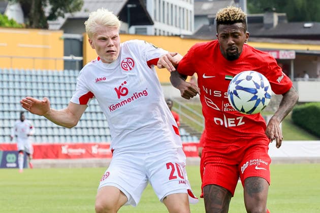 Otto Ruoppi (1. FSV Mainz 05) und Igor Gomes (Shabab Al Ahli) battle for the ball during the pre-season friendly match between 1. FSV Mainz 05 and Shabab Al Ahli at Grenzlandstadium Arena on July 31, 2026 in Kufstein, Austria. (Photo by Marco Steinbrenner DeFodi Images) - *** Otto Ruoppi of 1 FSV Mainz 05 and Igor Gomes of Shabab Al Ahli battle for the ball during the preseason friendly match between 1 FSV Mainz 05 and Shabab Al Ahli at the Grenzlandstadium Arena on July 31, 2026 in Kufstein, Austria. Photo by Marco Steinbrenner, DeFodi Images