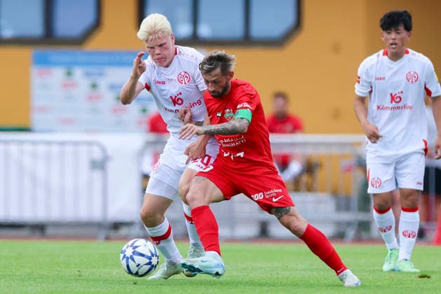 Otto Ruoppi (1. FSV Mainz 05) und Federico Nicolas Cartabia (Shabab Al Ahli) battle for the ball during the pre-season friendly match between 1. FSV Mainz 05 and Shabab Al Ahli at Grenzlandstadium Arena on July 31, 2026 in Kufstein, Austria. (Photo by Marco Steinbrenner DeFodi Images) - *** Otto Ruoppi of 1 FSV Mainz 05 and Federico Nicolas Cartabia of Shabab Al Ahli battle for the ball during the preseason friendly match between 1 FSV Mainz 05 and Shabab Al Ahli at the Grenzlandstadium Arena on July 31, 2026 in Kufstein, Austria. Photo by Marco Steinbrenner, DeFodi Images