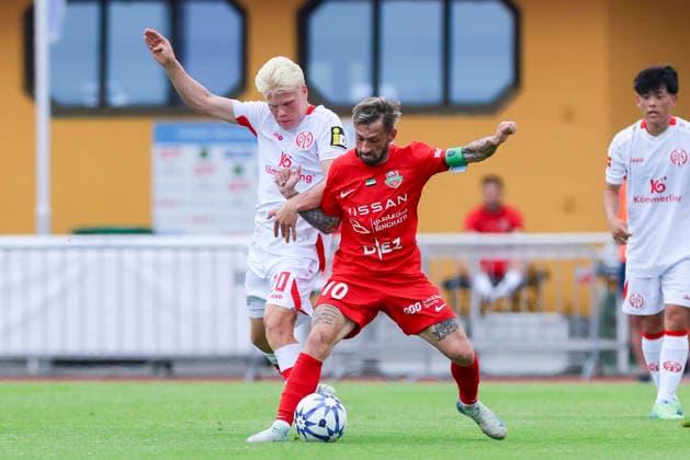 Otto Ruoppi (1. FSV Mainz 05) und Federico Nicolas Cartabia (Shabab Al Ahli) battle for the ball during the pre-season friendly match between 1. FSV Mainz 05 and Shabab Al Ahli at Grenzlandstadium Arena on July 31, 2026 in Kufstein, Austria. (Photo by Marco Steinbrenner DeFodi Images) - *** Otto Ruoppi of 1 FSV Mainz 05 and Federico Nicolas Cartabia of Shabab Al Ahli battle for the ball during the preseason friendly match between 1 FSV Mainz 05 and Shabab Al Ahli at the Grenzlandstadium Arena on July 31, 2026 in Kufstein, Austria. Photo by Marco Steinbrenner, DeFodi Images