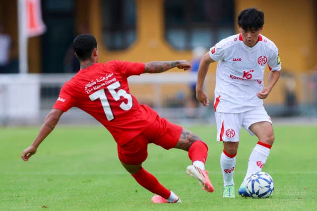 Mateus Henrique Alves Silva (Shabab Al Ahli) und Taiyu Yamasaki (1. FSV Mainz 05) battle for the ball during the pre-season friendly match between 1. FSV Mainz 05 and Shabab Al Ahli at Grenzlandstadium Arena on July 31, 2026 in Kufstein, Austria. (Photo by Marco Steinbrenner DeFodi Images) - *** Mateus Henrique Alves Silva of Shabab Al Ahli and Taiyu Yamasaki of 1 FSV Mainz 05 battle for the ball during the preseason friendly match between 1 FSV Mainz 05 and Shabab Al Ahli at the Grenzlandstadium Arena on July 31, 2026 in Kufstein, Austria. Photo by Marco Steinbrenner, DeFodi Images