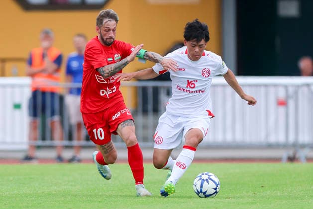 Federico Nicolas Cartabia (Shabab Al Ahli) und Taiyu Yamasaki (1. FSV Mainz 05) battle for the ball during the pre-season friendly match between 1. FSV Mainz 05 and Shabab Al Ahli at Grenzlandstadium Arena on July 31, 2026 in Kufstein, Austria. (Photo by Marco Steinbrenner DeFodi Images) - *** Federico Nicolas Cartabia of Shabab Al Ahli and Taiyu Yamasaki of 1 FSV Mainz 05 battle for the ball during the preseason friendly match between 1 FSV Mainz 05 and Shabab Al Ahli at the Grenzlandstadium Arena on July 31, 2026 in Kufstein, Austria. Photo by Marco Steinbrenner, DeFodi Images