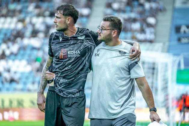 Chemnitz, Deutschland 31. Juli 2026: Regionalliga Nordost - 2026 2027 - Sp. 2 - Chemnitzer FC gegen BFC Preussen Im Bild: Lenny Stein (BFC) 1.v.li. wird von einem Betreuer verletzt vom Platz geführt gefuehrt *** Chemnitz, Germany, July 31, 2026; Northeast Regional League 2026–2027, Matchday 2: Chemnitzer FC vs. BFC Preussen. Pictured: Lenny Stein (BFC 1, first from left) is led off the field by a team staff member after being injured. Copyright: xFotostandx xNachtigallx