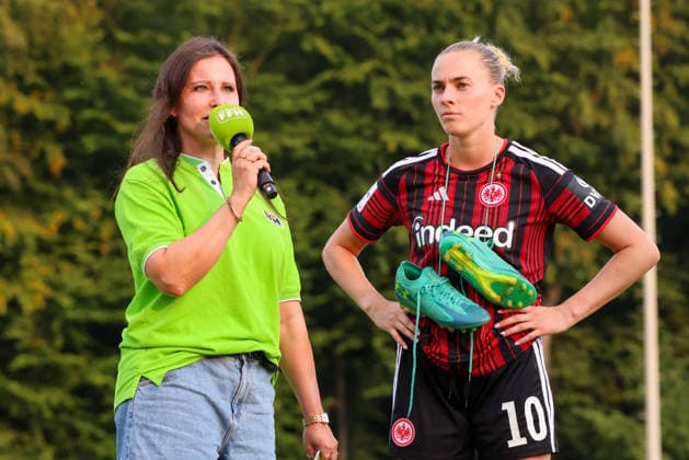 Bad Nauheim, Deutschland: 31.07.2026 - Testspiel - Eintracht Frankfurt Frauen vs. Racing Club de Strasbourg Im Bild: v.li. die Zweite Laura Freigang (SGE) im FFH Interview nach dem Sieg gegen Racing Strasbourg *** Bad Nauheim, Germany, July 31, 2026: Friendly match between Eintracht Frankfurt Women and Racing Club de Strasbourg. Pictured, from left: Laura Freigang, second from left, of SGE, in an FFH interview after the victory over Racing Strasbourg. Copyright: HMBxMedia MadeleinexFantini