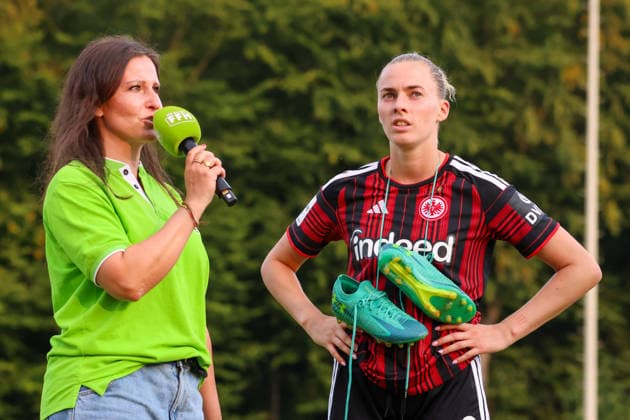 Bad Nauheim, Deutschland: 31.07.2026 - Testspiel - Eintracht Frankfurt Frauen vs. Racing Club de Strasbourg Im Bild: v.li. die Zweite Laura Freigang (SGE) im FFH Interview nach dem Sieg gegen Racing Strasbourg *** Bad Nauheim, Germany, July 31, 2026: Friendly match between Eintracht Frankfurt Women and Racing Club de Strasbourg. Pictured, from left: Laura Freigang, second from left, of SGE, in an FFH interview after the victory over Racing Strasbourg. Copyright: HMBxMedia MadeleinexFantini