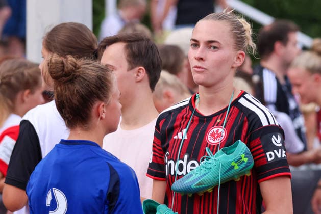 Bad Nauheim, Deutschland: 31.07.2026 - Testspiel - Eintracht Frankfurt Frauen vs. Racing Club de Strasbourg Im Bild: v.li. Kristin Kögel Kögel (SGE) und Laura Freigang (SGE) *** Bad Nauheim, Germany, July 31, 2026: Friendly match between Eintracht Frankfurt Women and Racing Club de Strasbourg. Pictured, from left: Kristin Kögel (SGE) and Laura Freigang (SGE) Copyright: HMBxMedia MadeleinexFantini