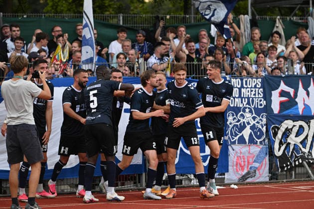 31.07.2026, GER, Fussball, Regionalliga Nord, 1.Spieltag, Saison 2026 2027, Bremen, Platz 11, SV Werder Bremen II U23 vs VfB Oldenburg, Jubel nach dem 0 zu 2 durch Marc SCHRÖDER SCHROEDER ( VfB Oldenburg 20) am Zaun mit Mats FACKLAM( VfB Oldenburg 29 ) Kai PRÖGER PROEGER ( VfB Oldenburg 11 ) Dominik KASPER ( VfB Oldenburg 24 ) Linus SCHÄFER SCHAEFER ( VfB Oldenburg 13 ) Anour ADAM ( VfB Oldenburg 5 ) Drilon DEMAJ ( VfB Oldenburg 9 ) Leon DEMAJ ( VfB Oldenburg 10 ) Bremen Platz 11 Bremen Deutschland *** July 31, 2026, GER, Soccer, Regionalliga Nord, Matchday 1, 2026–2027 Season, Bremen, Field 11, SV Werder Bremen II U23 vs. VfB Oldenburg, Celebration after the 0–2 goal by Marc SCHRÖDER SCHROEDER (VfB Oldenburg 20) at the fence with Mats FACKLAM (VfB Oldenburg 29), Kai PRÖGER PROEGER (VfB Oldenburg 11), Dominik KASPER (VfB Oldenburg 24), and Linus SCHÄFER SCHAEFER, VfB Oldenburg 13; Anour ADAM, VfB Oldenburg 5; Drilon DEMAJ, VfB Oldenburg 9; Leon DEMAJ, VfB Oldenburg 10; Bremen, 11th place; Bremen, Germany Copyright: xnordphotoxGmbHx xRojahnx