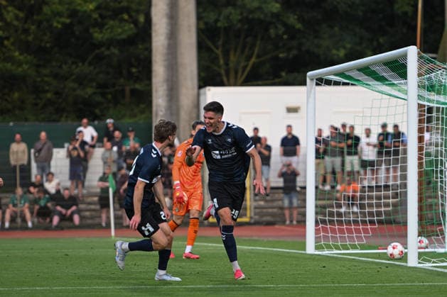 31.07.2026, GER, Fussball, Regionalliga Nord, 1.Spieltag, Saison 2026 2027, Bremen, Platz 11, SV Werder Bremen II U23 vs VfB Oldenburg, TOR 0 zu 3 durch den verwandelten Foulelfmeter von Mats FACKLAM( VfB Oldenburg 29 ) jubel bei Marc SCHRÖDER SCHROEDER ( VfB Oldenburg 20) Bremen Platz 11 Bremen Deutschland *** July 31, 2026, GER, Soccer, Regionalliga Nord, Matchday 1, 2026–2027 Season, Bremen, 11th Place, SV Werder Bremen II U23 vs. VfB Oldenburg, GOAL 0–3 on a converted penalty kick by Mats FACKLAM (VfB Oldenburg, 29), celebration by Marc SCHRÖDER (VfB Oldenburg, 20), Bremen, 11th place, Bremen, Germany Copyright: xnordphotoxGmbHx xRojahnx