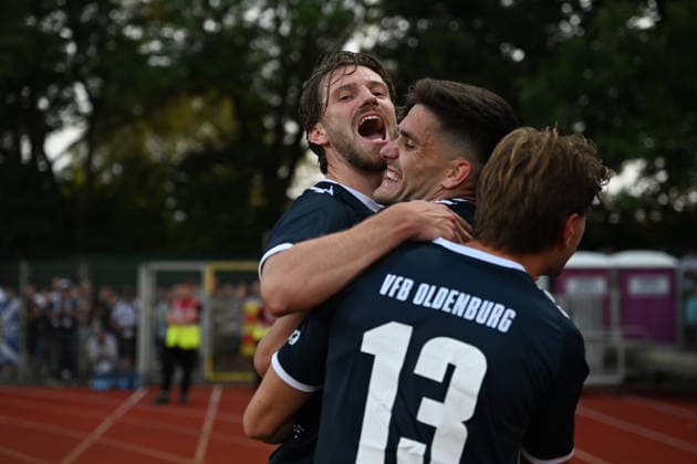 31.07.2026, GER, Fussball, Regionalliga Nord, 1.Spieltag, Saison 2026 2027, Bremen, Platz 11, SV Werder Bremen II U23 vs VfB Oldenburg, Jubel nach dem 0 zu 3 durch Mats FACKLAM( VfB Oldenburg 29 ) Marc SCHRÖDER SCHROEDER ( VfB Oldenburg 20) Linus SCHÄFER SCHAEFER ( VfB Oldenburg 13 ) Bremen Platz 11 Bremen Deutschland *** July 31, 2026, GER, Soccer, Regionalliga Nord, Matchday 1, 2026–2027 Season, Bremen, Field 11, SV Werder Bremen II U23 vs. VfB Oldenburg, Celebration after the 0–3 goal by Mats FACKLAM (VfB Oldenburg 29), Marc SCHRÖDER (SCHROEDER, VfB Oldenburg 20), and Linus SCHÄFER (SCHAEFER, VfB Oldenburg 13). Bremen, 11th place, Bremen, Germany Copyright: xnordphotoxGmbHx xRojahnx