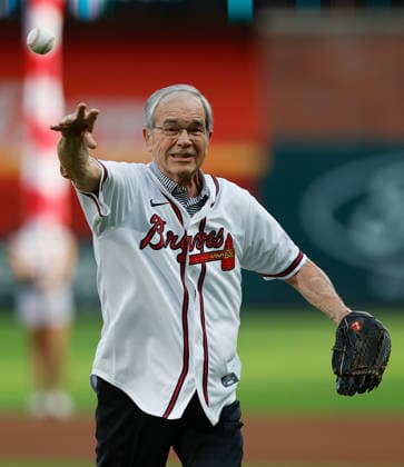 1996 Atlanta Committee for the Olympic Games, Olympische Spiele, Olympia, OS President Billy Payne throws out the ceremonial first pitch before the game between the Washington Nationals and the Atlanta Braves at Truist Park on Friday, July 31, 2026 in Atlanta, Georgia.  ATL20260731110 MikexZarrilli