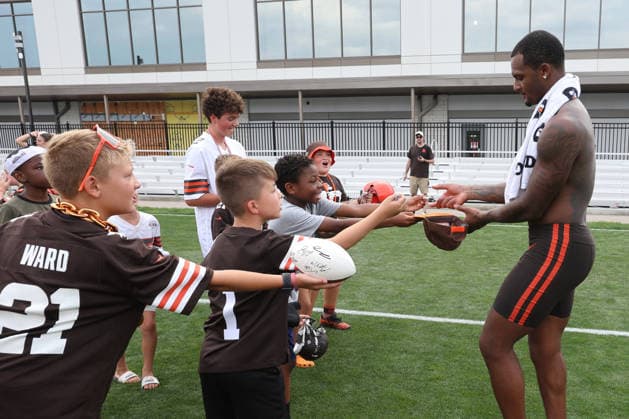 Cleveland Browns Deshaun Watson (4) signs autographs after training camp in Berea, Ohio on Friday July 31, 2026.  CLE20260731122 AARONxJOSEFCZYK