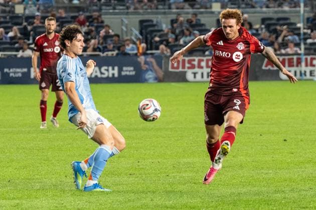 July 31, 2026, Bronx, New York, USA: Nico Cavallo (2) of NYCFC and Josh Sargent (9) of Toronto FC trying to control the ball during Regular Season game between NYCFC and Toronto FC at Yankee stadium in New York, NY on July 31, 2026. Game ended in draw 1 - 1. Bronx USA - ZUMAr339 20260731_znp_r339_065 Copyright: xLevxRadinx
