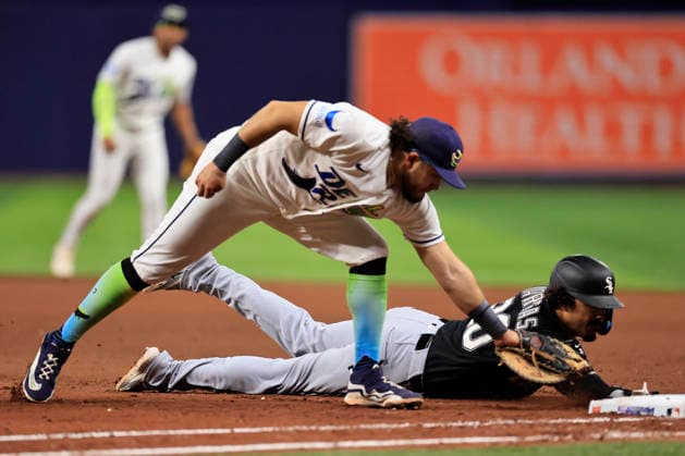 July 31, 2026, St. Petersburg, Florida, USA: Chicago White Sox third baseman Miguel Vargas (20) dives back at first base before Tampa Bay Rays first baseman Jonathan Aranda (8) can tag him out during an MLB, Baseball Herren, USA game on July 31, 2026 at Tropicana Field. The White Sox beat the Rays 6-1. St. Petersburg USA - ZUMAh180 20260731_zsp_h180_080 Copyright: xKimxHukarix