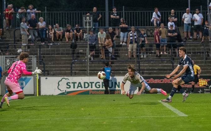 Fussball, Herren, Saison 2026 2027, Regionalliga Nordost (2. Spieltag), SV Babelsberg 03 - FC Carl Zeiss Jena, Elias Löder (FC Carl Zeiss Jena) erzielt das Tor zum 0:1 gegen Torwart Maximus Babke (SV Babelsberg 03), 31.07. 2026, *** Soccer, Men s, 2026–2027 Season, Regionalliga Northeast, Matchday 2, SV Babelsberg 03 vs. FC Carl Zeiss Jena; Elias Löder of FC Carl Zeiss Jena scores the goal to make it 0–1 against SV Babelsberg 03 goalkeeper Maximus Babke, July 31, 2026, Copyright: xMatthiasxKochx