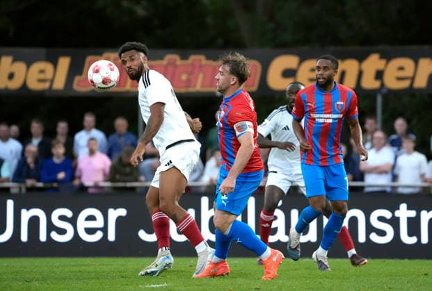 Foto : Nico von der REITH (Drochtersen) gegen Benjamin LUIS ( Phönix , links ) Fussball Regionalliga Nord, 1. Spieltag am Fr. 31.07.2026 SV Drochtersen - Phönix Lübeck 2 - 1 *** Photo: Nico from REITH Drochtersen vs. Benjamin LUIS Phönix; left: Regionalliga Nord soccer, Matchday 1 on Fri, July 31, 2026: SV Drochtersen Phönix Lübeck 2–1